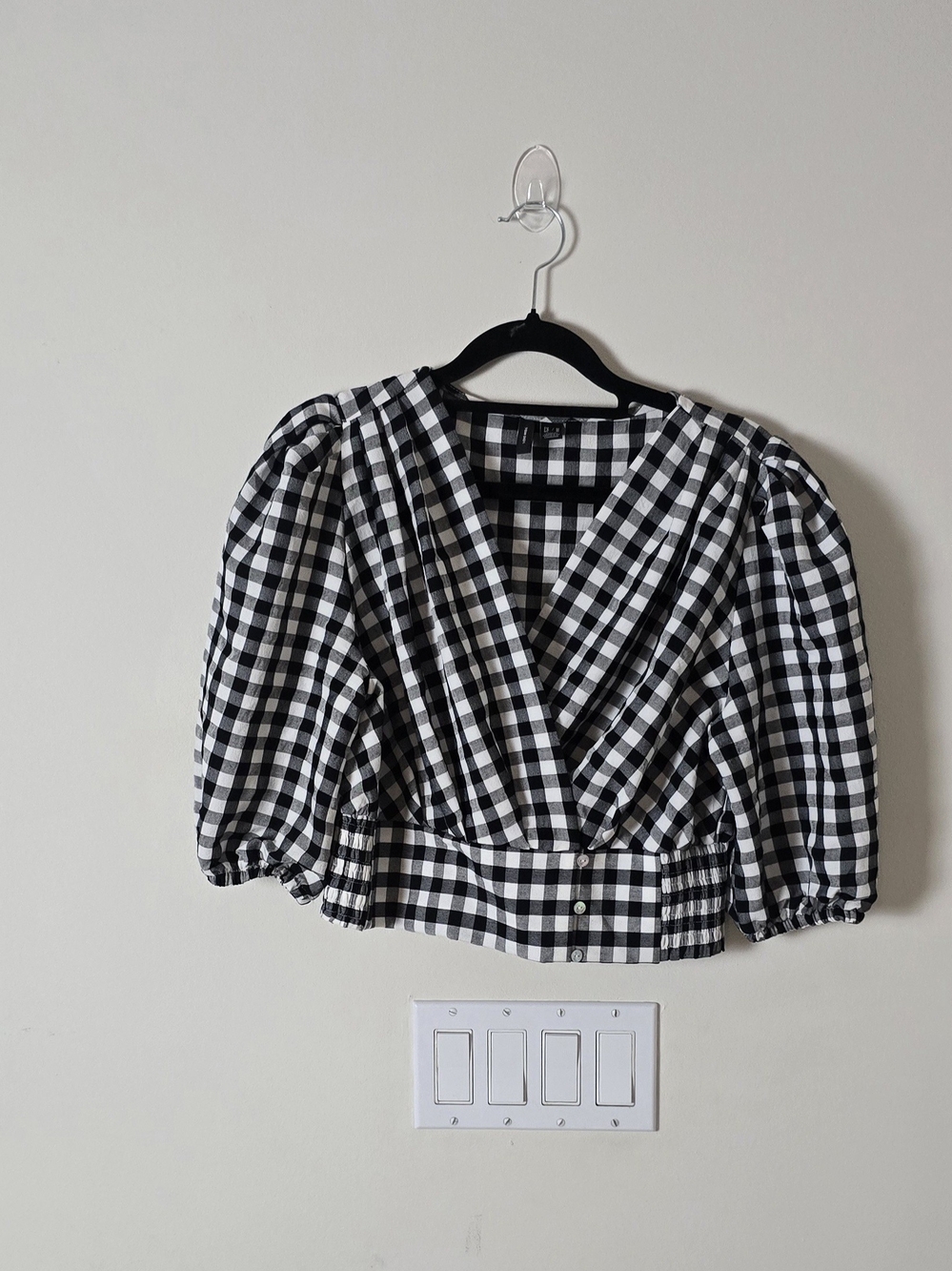 VERO MODA Black/White Gingham V-Neck Cropped Puff Sleeve Blouse (M)